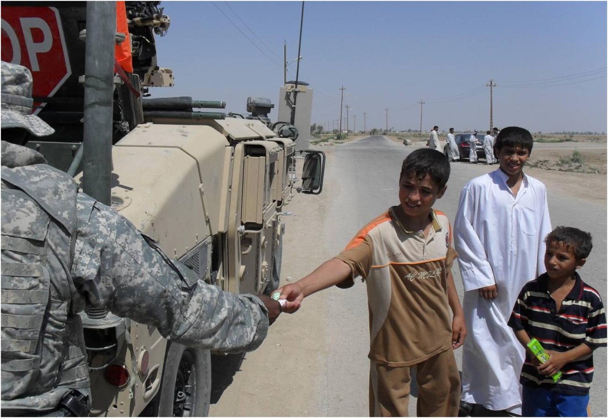 Soldiers bring water to Iraq's Muthanna desert
